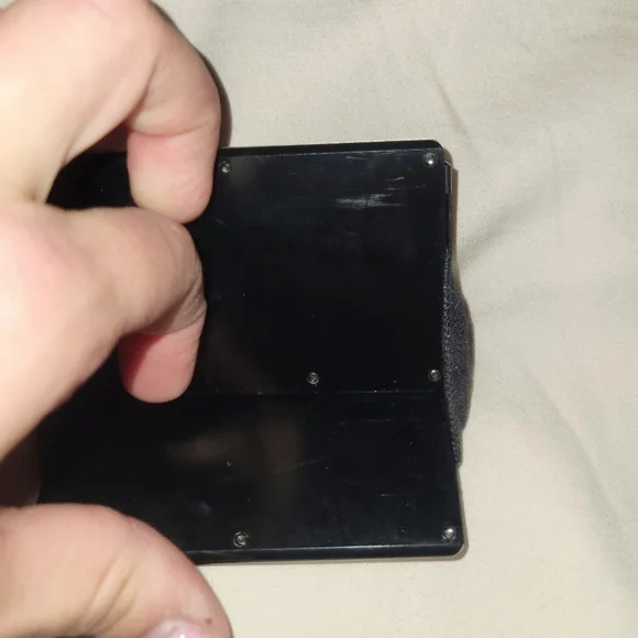 Slim metal card wallet - Picture 3 of 4